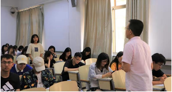 颜涛解答师生们就当下媒体行业的发展变化所提出的问题